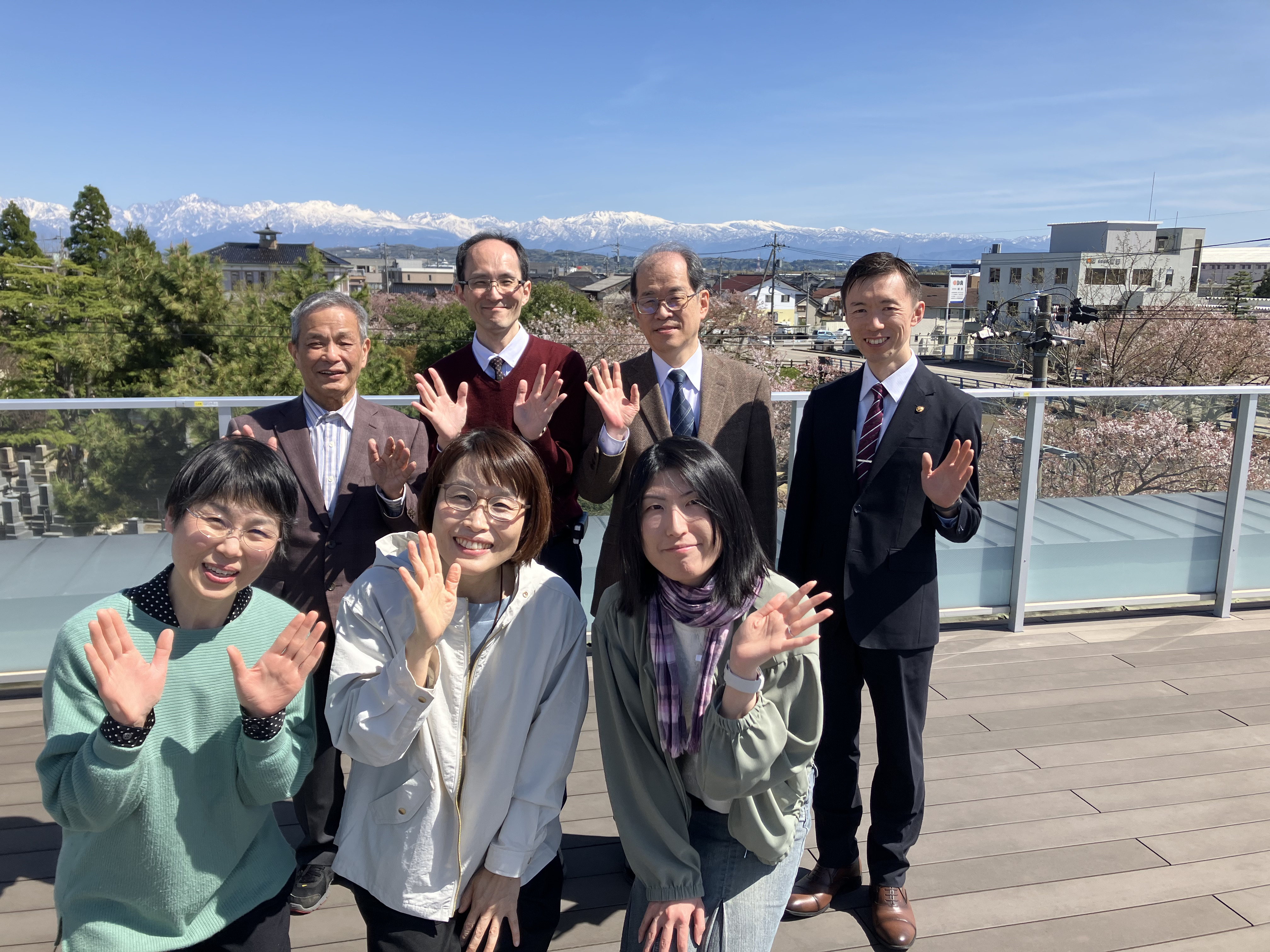 会場のテラスで立山と桜をバックに